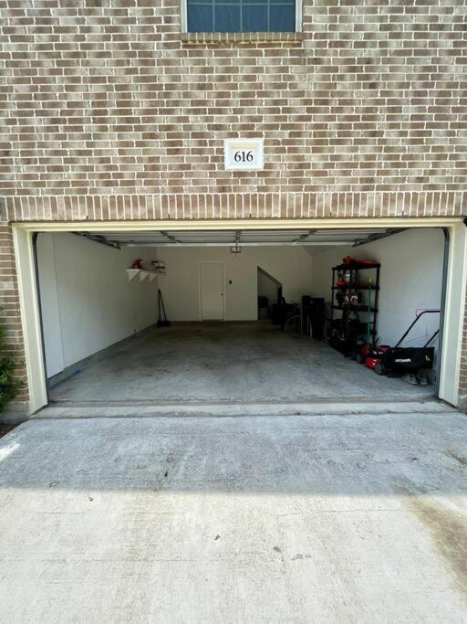 Holiday home New Build - King Bed 3 Br/3 Ba By Downtown *