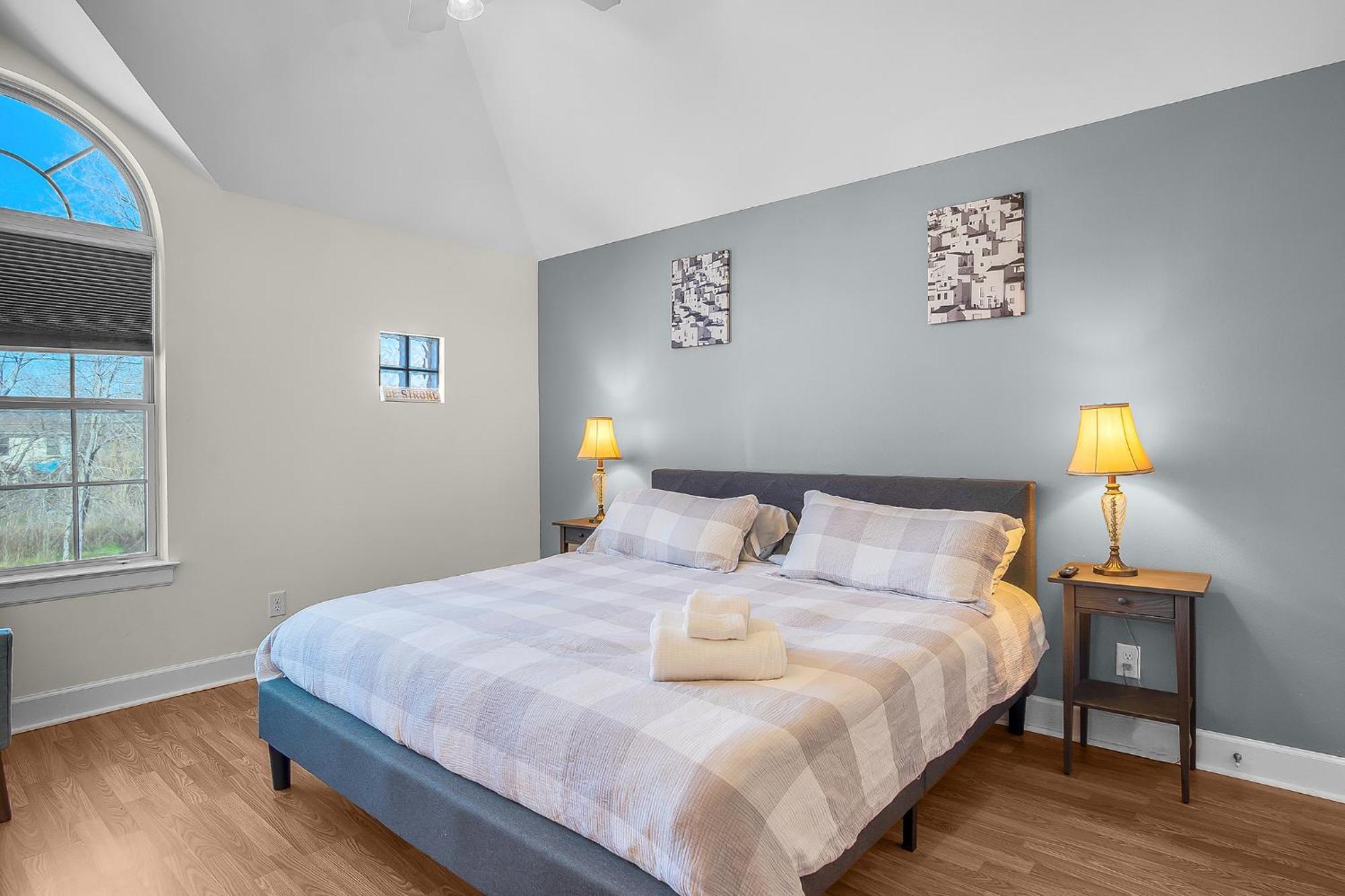 New Build - King Bed 3 Br/3 Ba By Downtown Holiday home *
