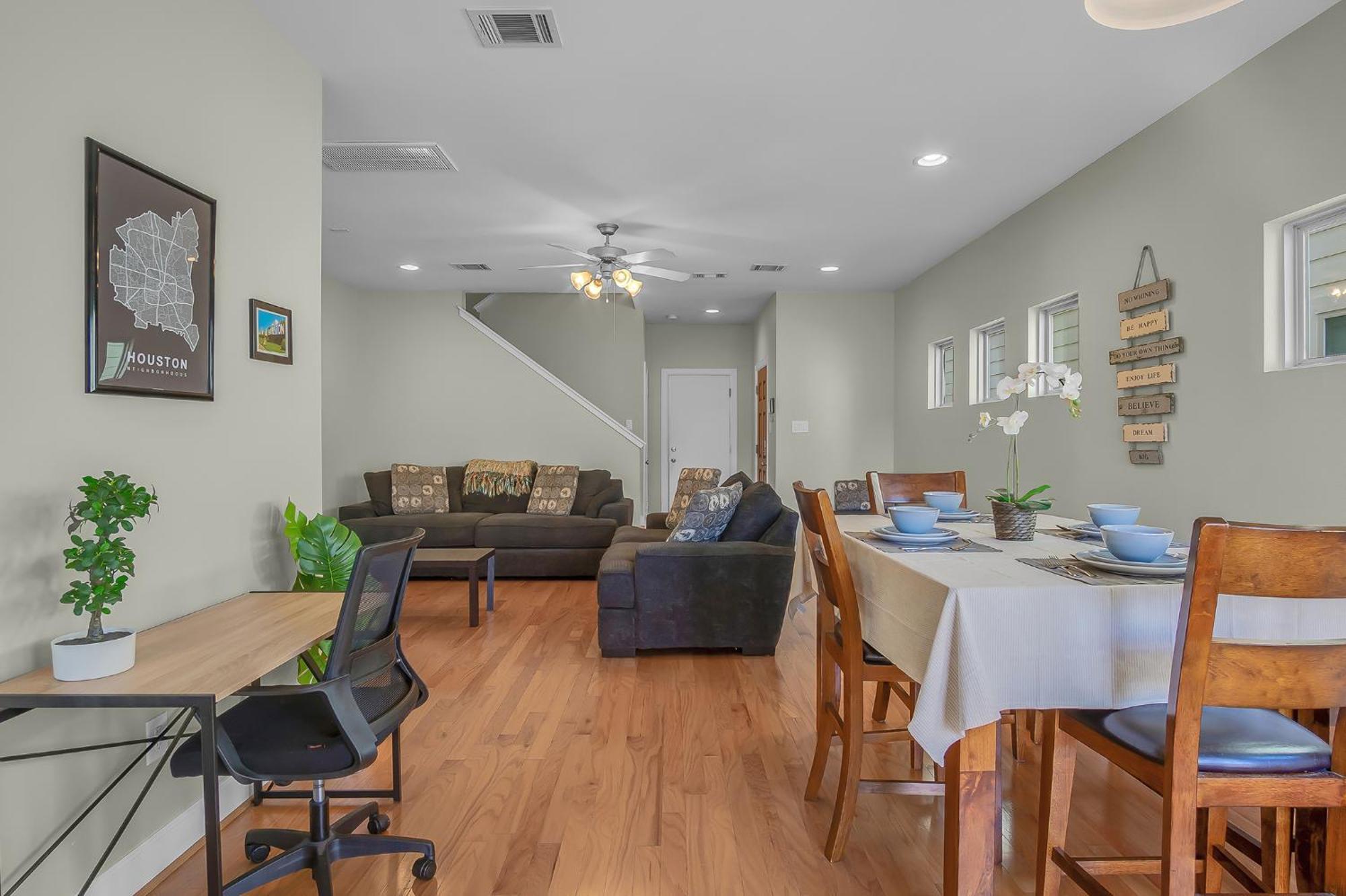 Holiday home New Build - King Bed 3 Br/3 Ba By Downtown *
