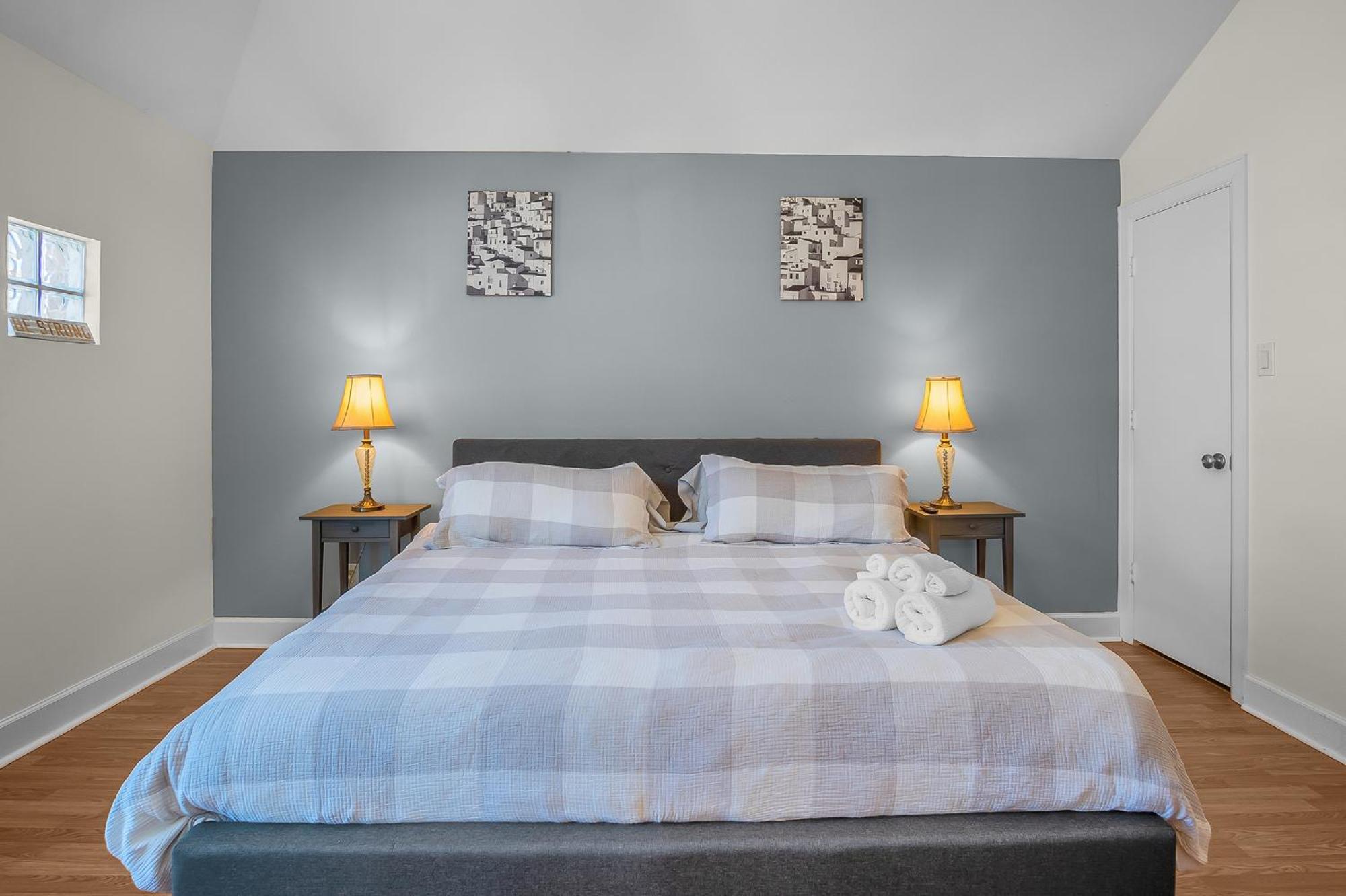 New Build - King Bed 3 Br/3 Ba By Downtown Holiday home *