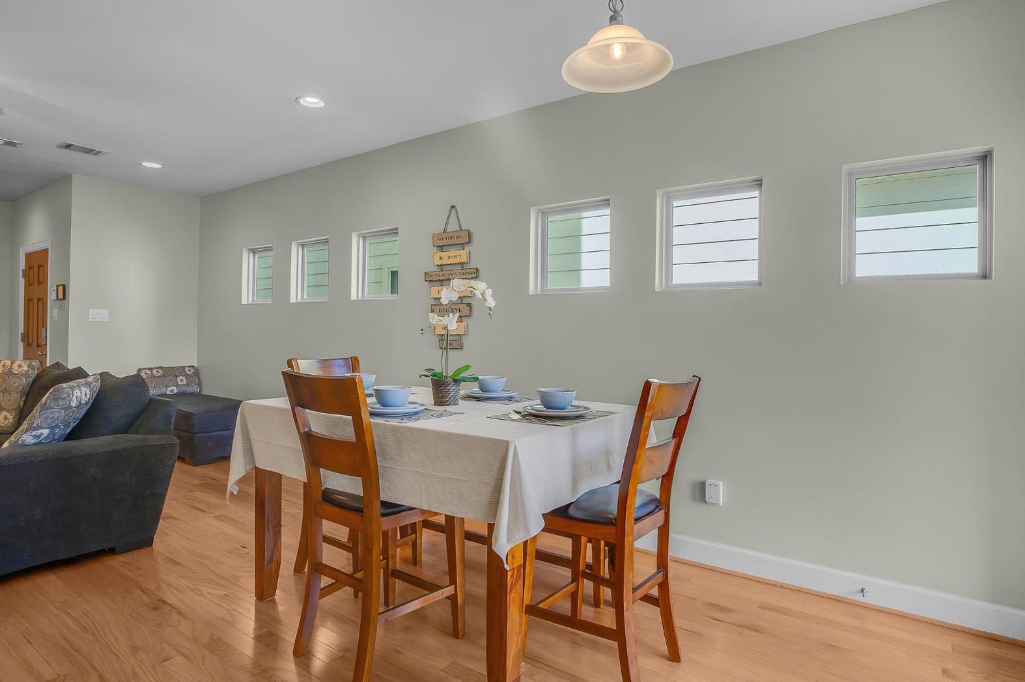 Holiday home New Build - King Bed 3 Br/3 Ba By Downtown *