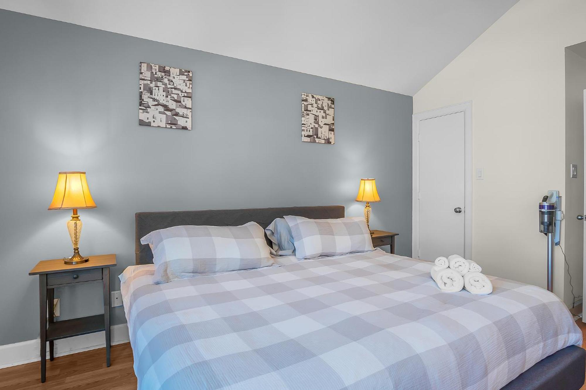 Holiday home New Build - King Bed 3 Br/3 Ba By Downtown *