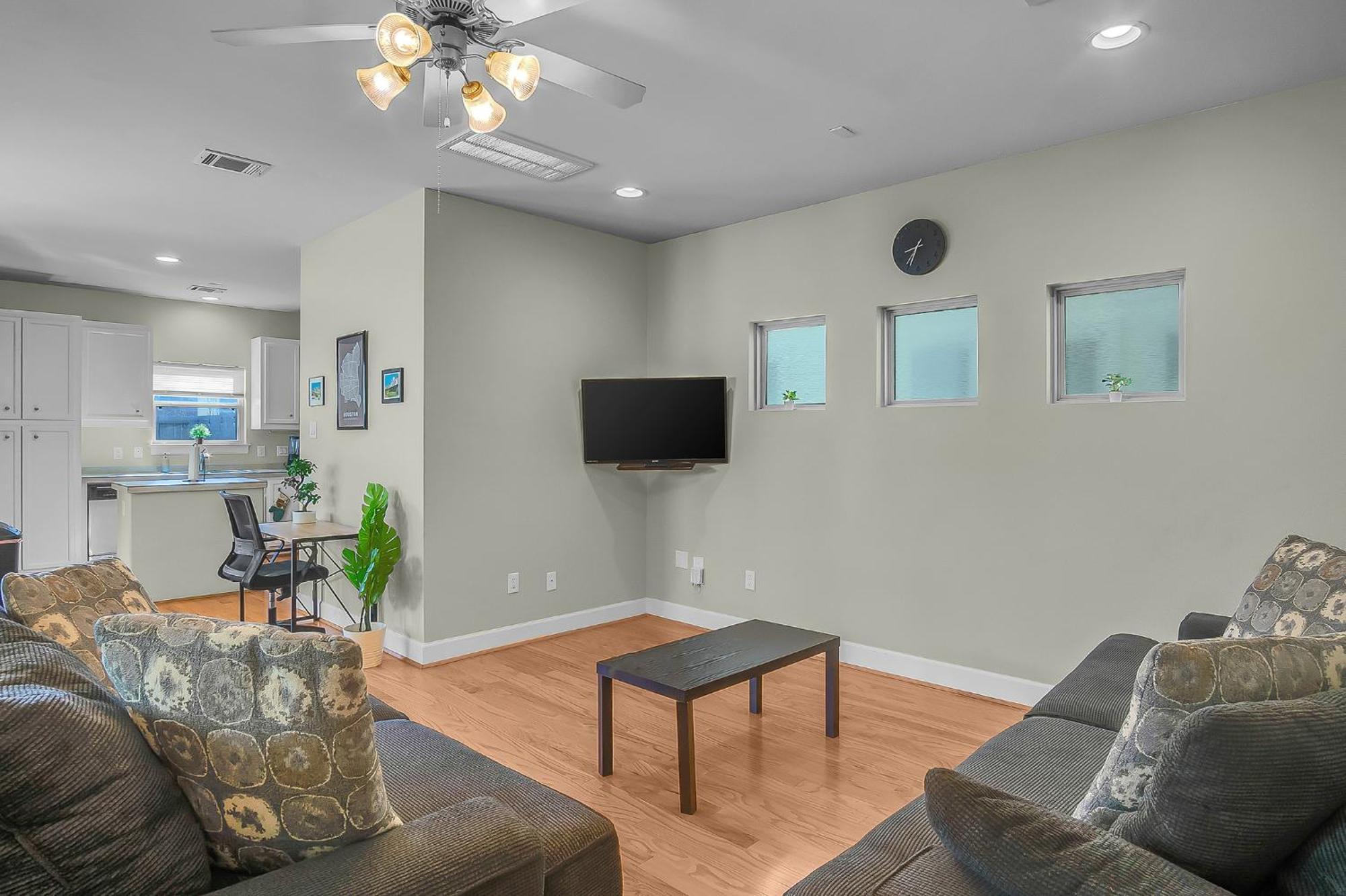 New Build - King Bed 3 Br/3 Ba By Downtown Holiday home